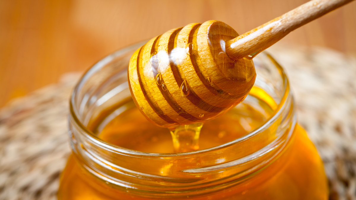 عسل برای درمان بسیاری از بیماری ها به کار میرود