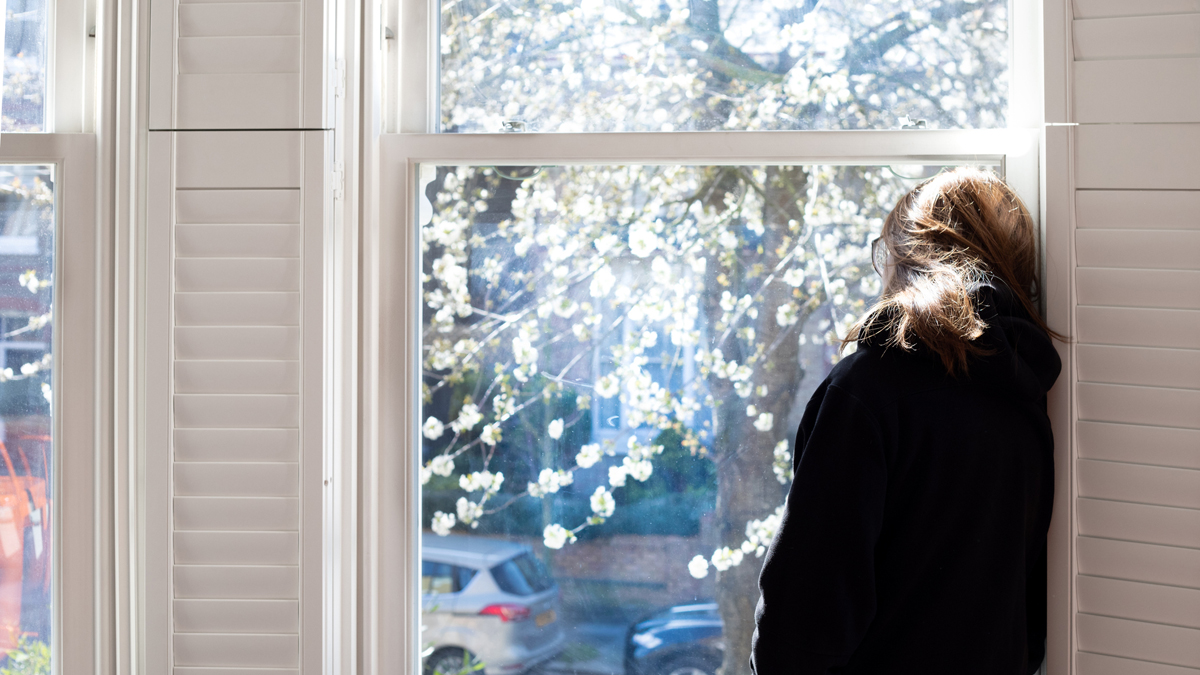 Look through the window it. Женщина в окне. Эта женщина в окне. Looking out of the window. Девушка на подоконнике.